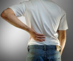 Apatinės nugaros dalies skausmas yra osteochondrozės simptomas